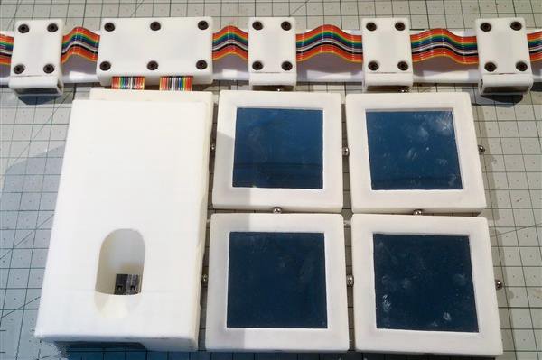 性感與高科技的結(jié)合 美女創(chuàng)客SexyCyborg又造3D打印LED鏡面塊裙子 性感與高科技的結(jié)合 美女創(chuàng)客SexyCyborg又造3D打印LED鏡面塊裙子