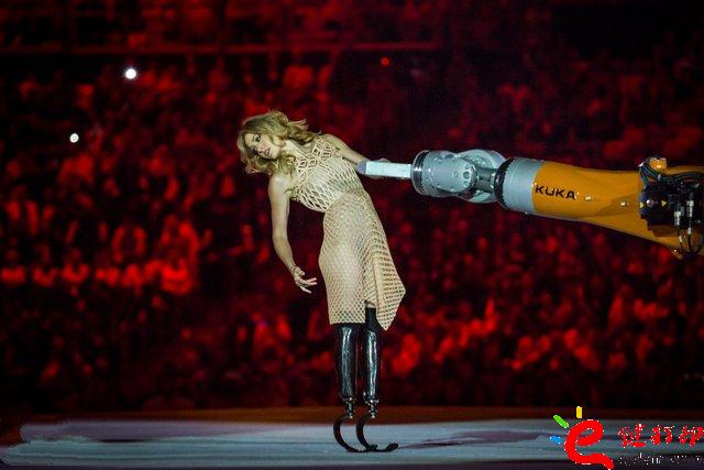 3D打印服裝_殘奧會開幕式之星Amy Purdy的3D打印連衣裙閃耀舞臺